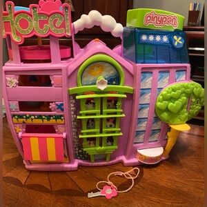 Pinypon 5 Star Hotel Play set with Key, Car, Figures & Extras
